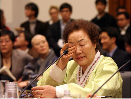 Lee Yong-soo testifying before U.S. Congress 2007
